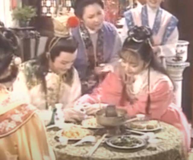 缸,坛,海,爵,彝,樽,壶,觥,斝,觚,盏,碗,杯等器皿;从名字上看,有金蝪彝