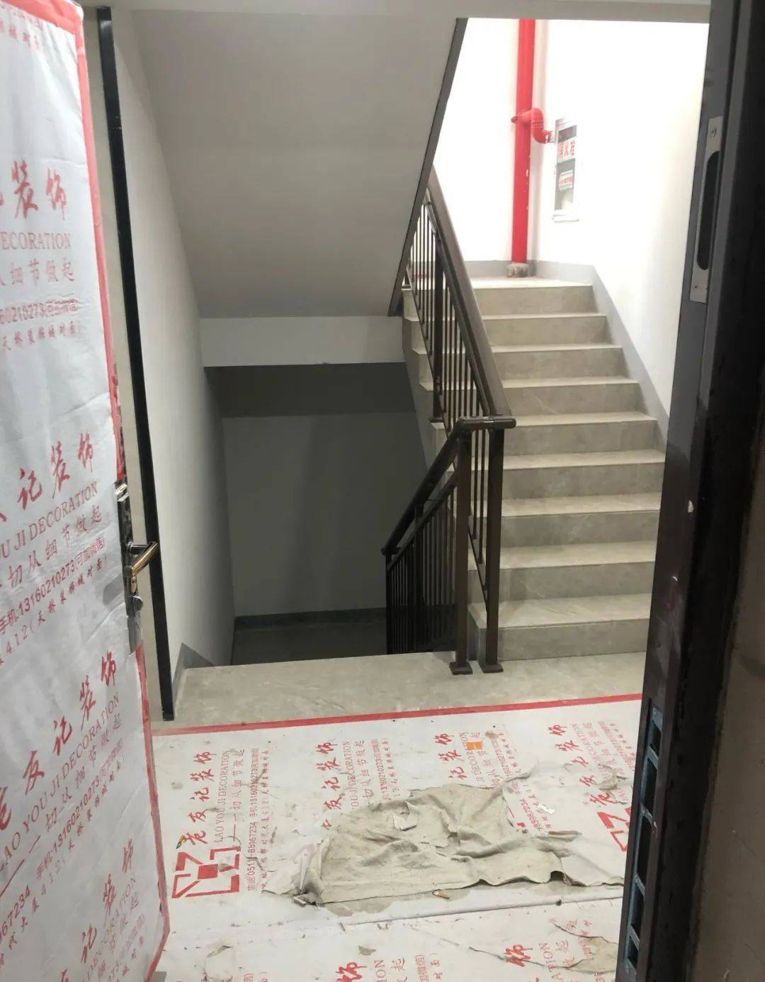 原创入户门正对着下行楼梯有什么说法,怎么化解?