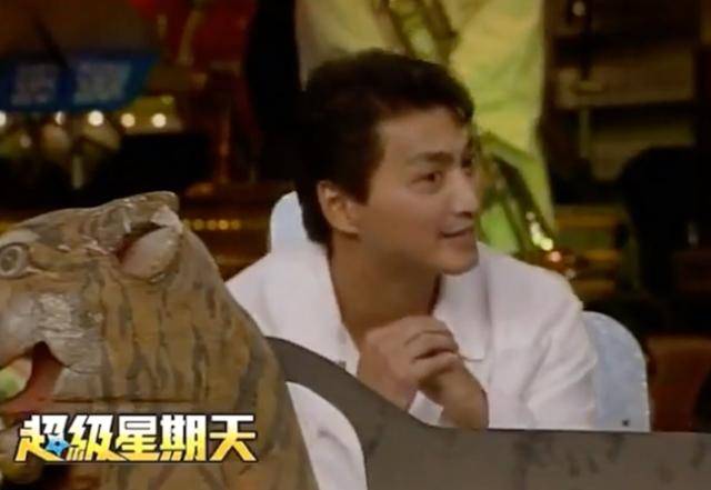 高金素梅|原创61岁何家劲帅气逼人，为了与前任的60岁婚姻之约，他至今单身