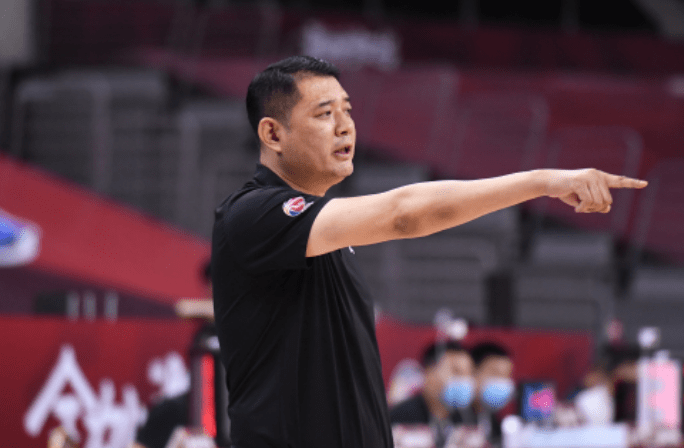 巩晓彬智斗李春江,奇兵可防孙铭徽,内线不吃亏,队长该站出来