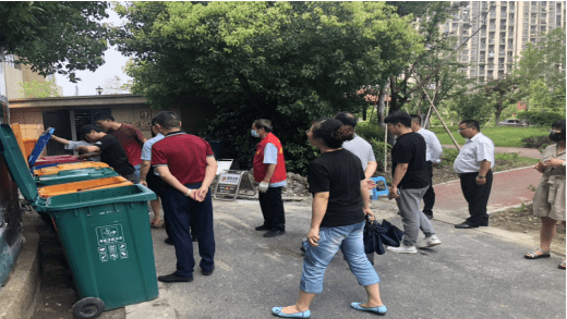 垃圾桶收运车_小型垃圾挂桶车_蓝象运车和蚂蚁运车那家好