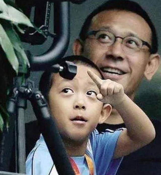 姜文和儿子姜次郎 知名导演姜文大家都很熟悉了!