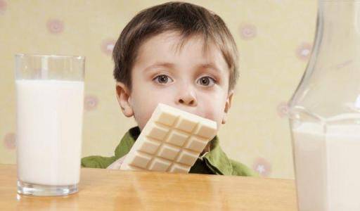 医生叮嘱：这3种牛奶别再喂孩子，喝多了伤肠胃，家里有的快扔掉