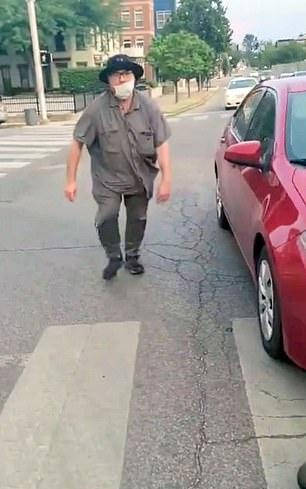 惊险！美国一司机撞上两名抗议者后，直接拖着