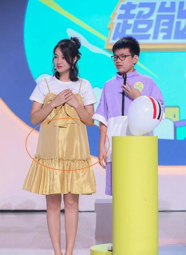 原创朱丹真拼！挺二胎孕肚录节目，脚部浮肿穿不进鞋，脚后跟露在外面