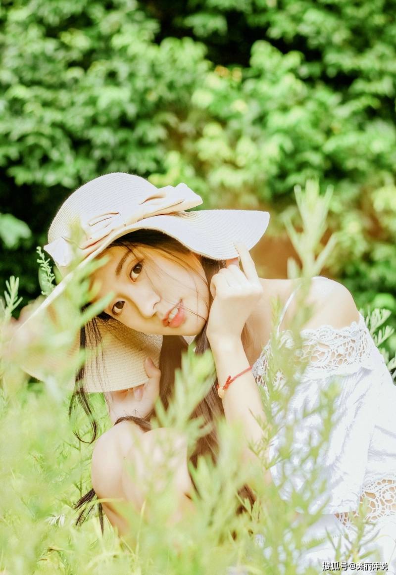 美女写真:阳光明媚长发美女漂亮脸蛋吸睛耀眼