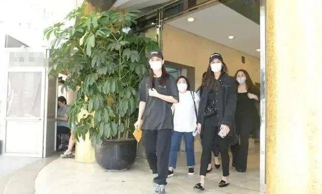 仪式|原创赌王子女操持设灵仪式被赞，“长孙之母”奚梦瑶为何却被骂惨？