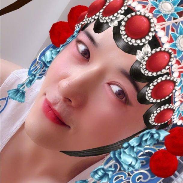 41岁董璇疑有新恋情，与90后小鲜肉聚餐动作亲昵