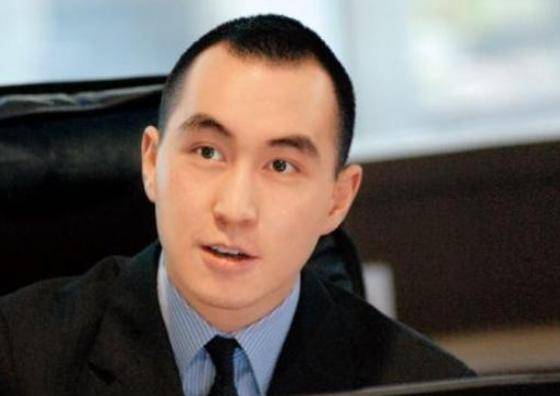 何猷龙自主创业不争赌王家产，娶初恋与绯闻绝