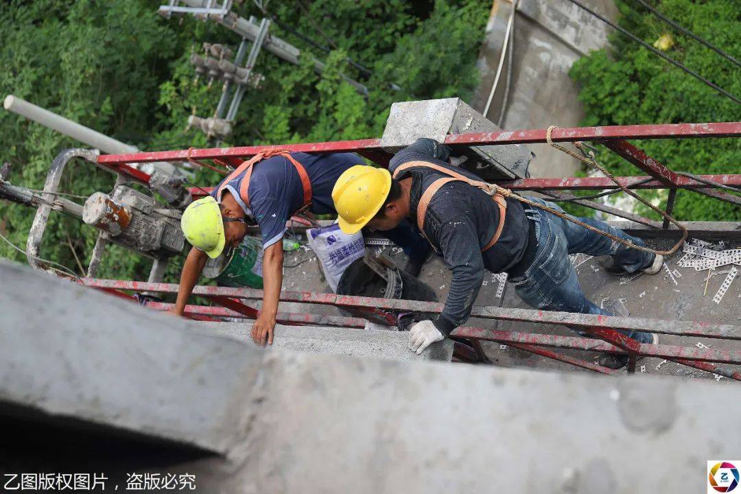 原创高温酷暑,小伙每天在工地高空作业超过10小时,只为儿子能活着