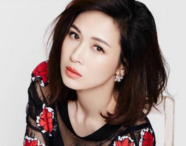 她是《亮剑》中最美女主角,事业当红嫁入豪门,再次复出美如少女