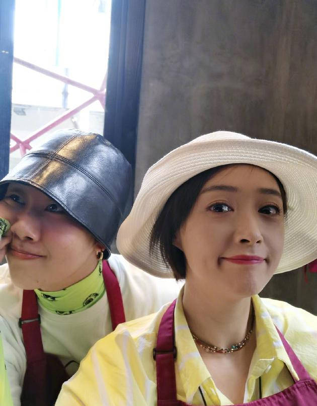 追星成功！蒋欣化精致全妆与偶像上官喜爱组火