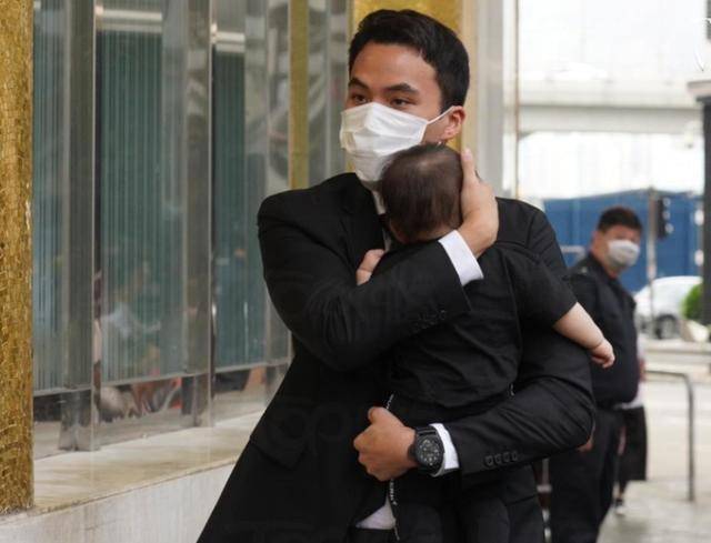 赌王丧礼各房太太与子女们到场，个个神情肃穆