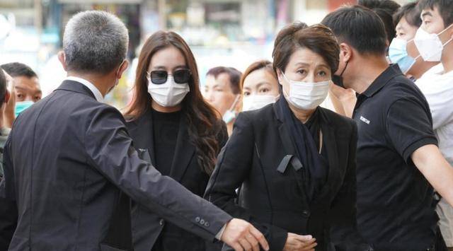 赌王丧礼各房太太与子女们到场，个个神情肃穆