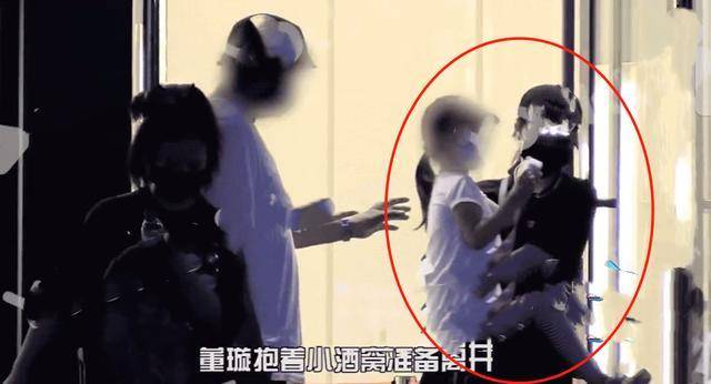 41岁董璇疑有新恋情，与90后小鲜肉聚餐动作亲昵