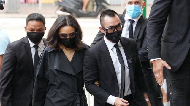 赌王丧礼各房太太与子女们到场，个个神情肃穆