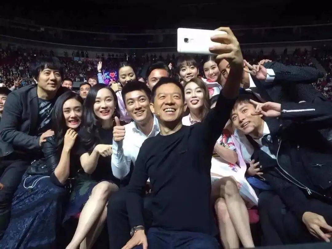 养三娃、欠5.3亿、限制出境，昔日阔太如何就活