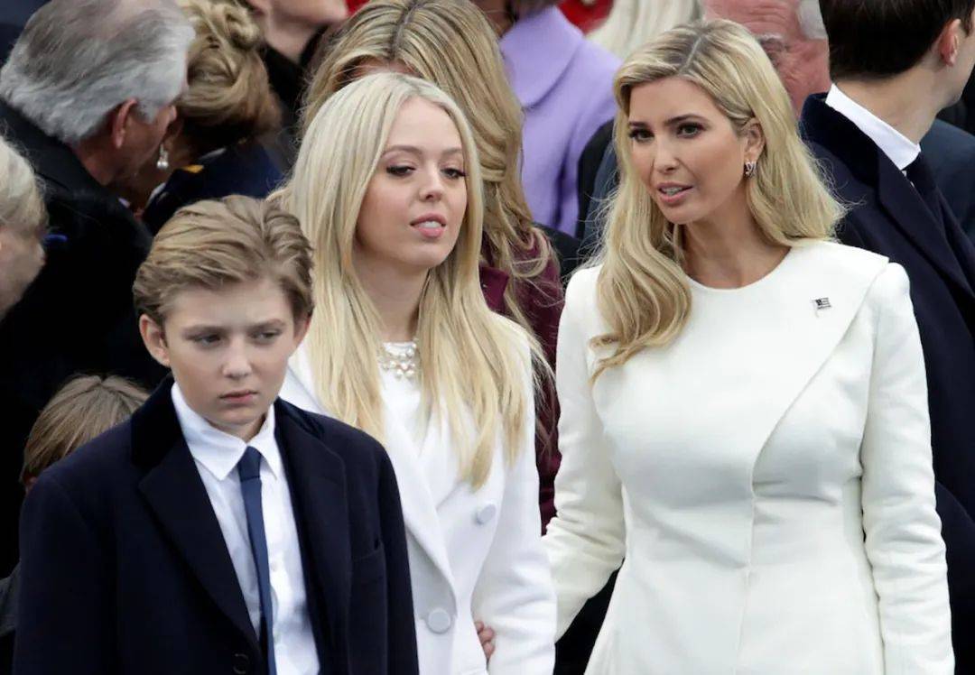 蒂芙尼|伊万卡姐妹同穿白西装，39岁姐姐靠身材惊艳，27岁胖妹妹羡慕了