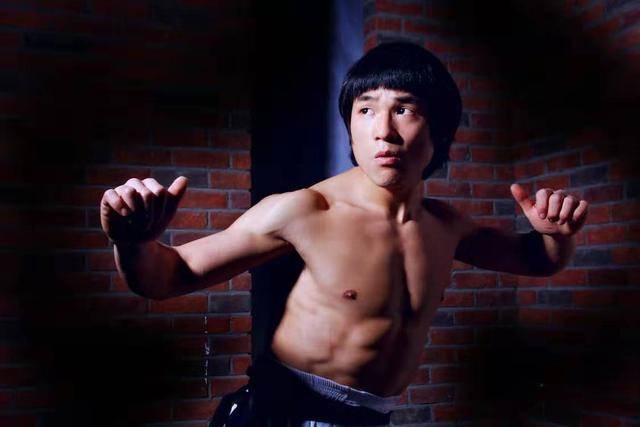 飞龙|原创现代李小龙炮轰陈柏霖：你和张天爱的吻戏太恶心，和李晨有一拼