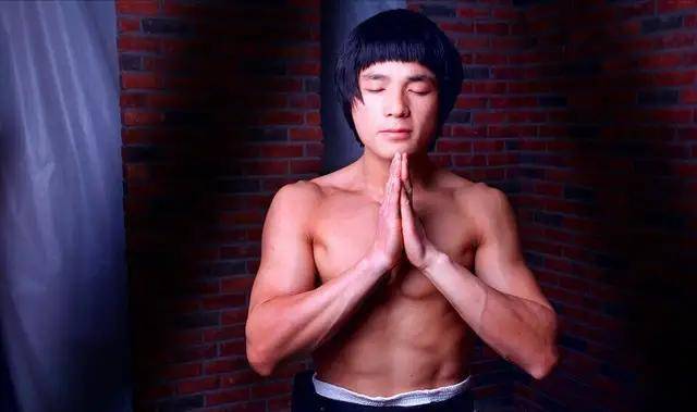 飞龙|原创现代李小龙炮轰陈柏霖：你和张天爱的吻戏太恶心，和李晨有一拼