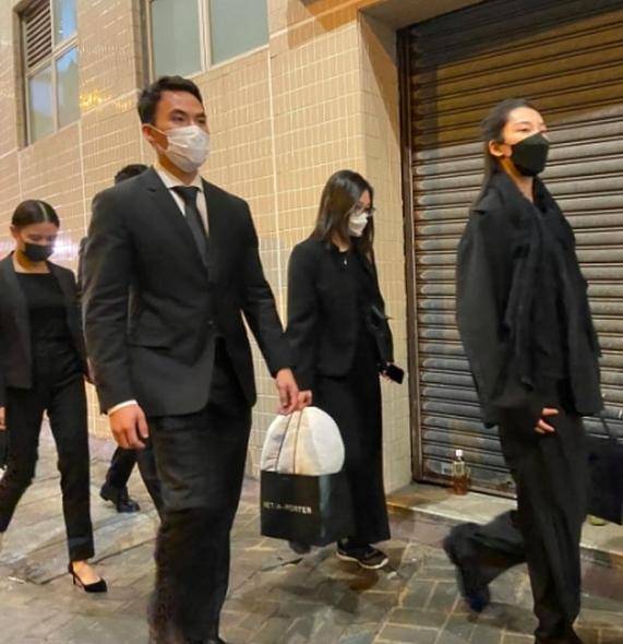原创解码四房子女的西装语言,何鸿燊葬礼就是一场各式西装版型的展示