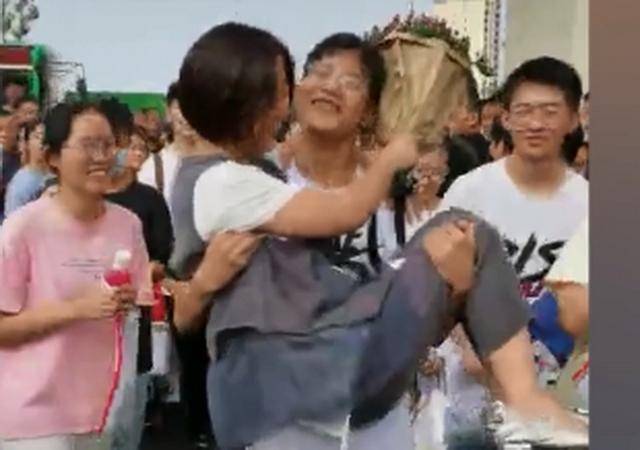 出校门“一字马”，给老师“公主抱”：考试结束，考验才真的开始