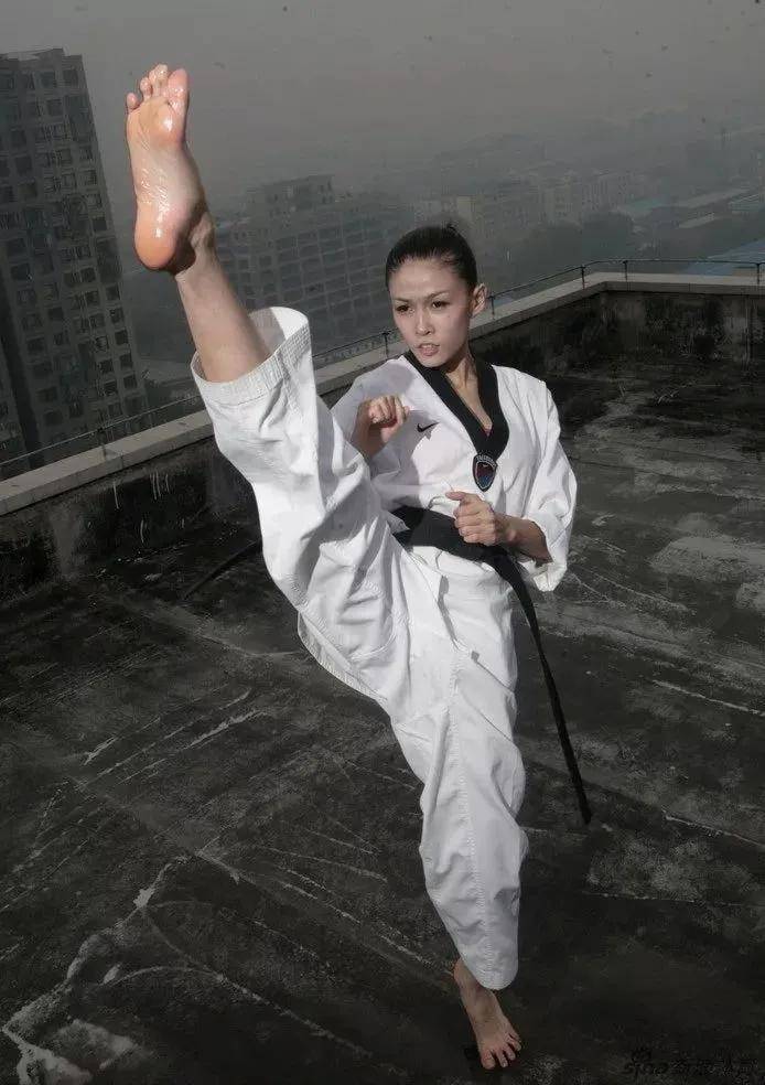 受伤|张蓝心拍戏头部受伤，头裹纱布满身血迹，为赶进度拒绝缝针