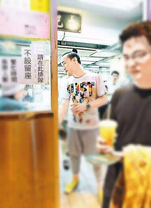 网友平价面馆偶遇陈奕迅，陈奕迅戴口罩等餐，