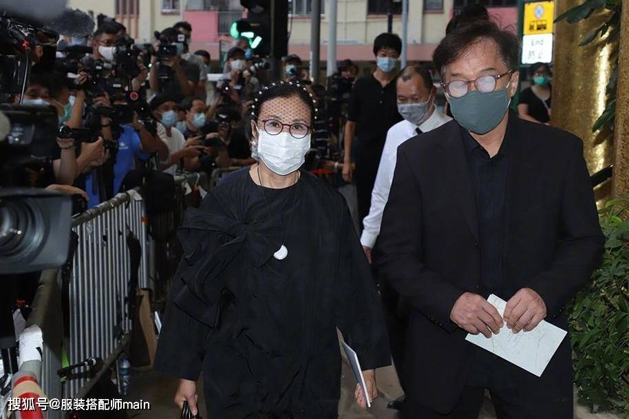 瞩目|汪明荃晒照悼念赌王，赌王穿运动装长腿瞩目，举剪刀手拍照太可爱