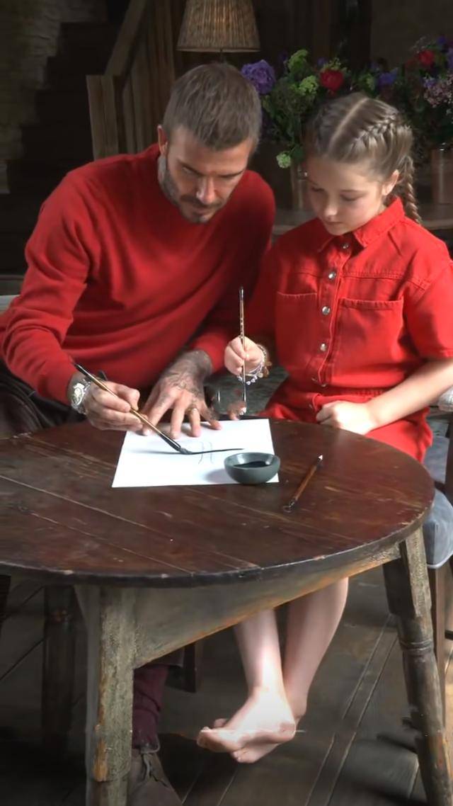 衣服|贝克汉姆女儿9岁生日！小七穿中国红学书法，老爸的字写得真不赖