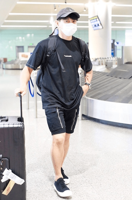 吴奇隆|吴奇隆身穿黑色短袖短裤酷帅有型，手臂肌肉壮硕，型男范儿爆棚！