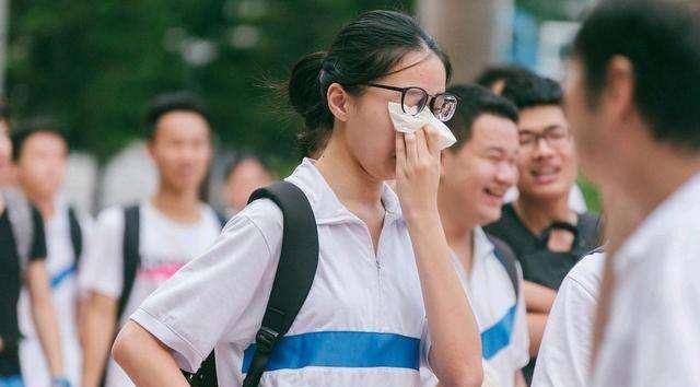 忘涂理综选择题，高考学子号啕大哭：本来可以上一本，结果变大专