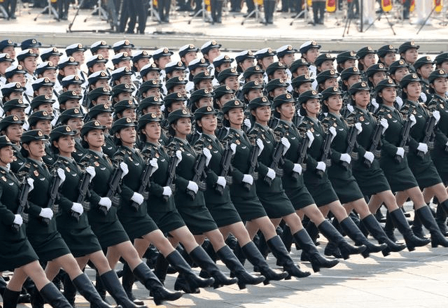 如果阅兵时,女兵突然想上厕所怎么办?中国这个方法太聪明了