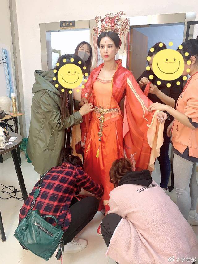 李若彤挑战古装新娘造型,如今还是最美的"小龙女"