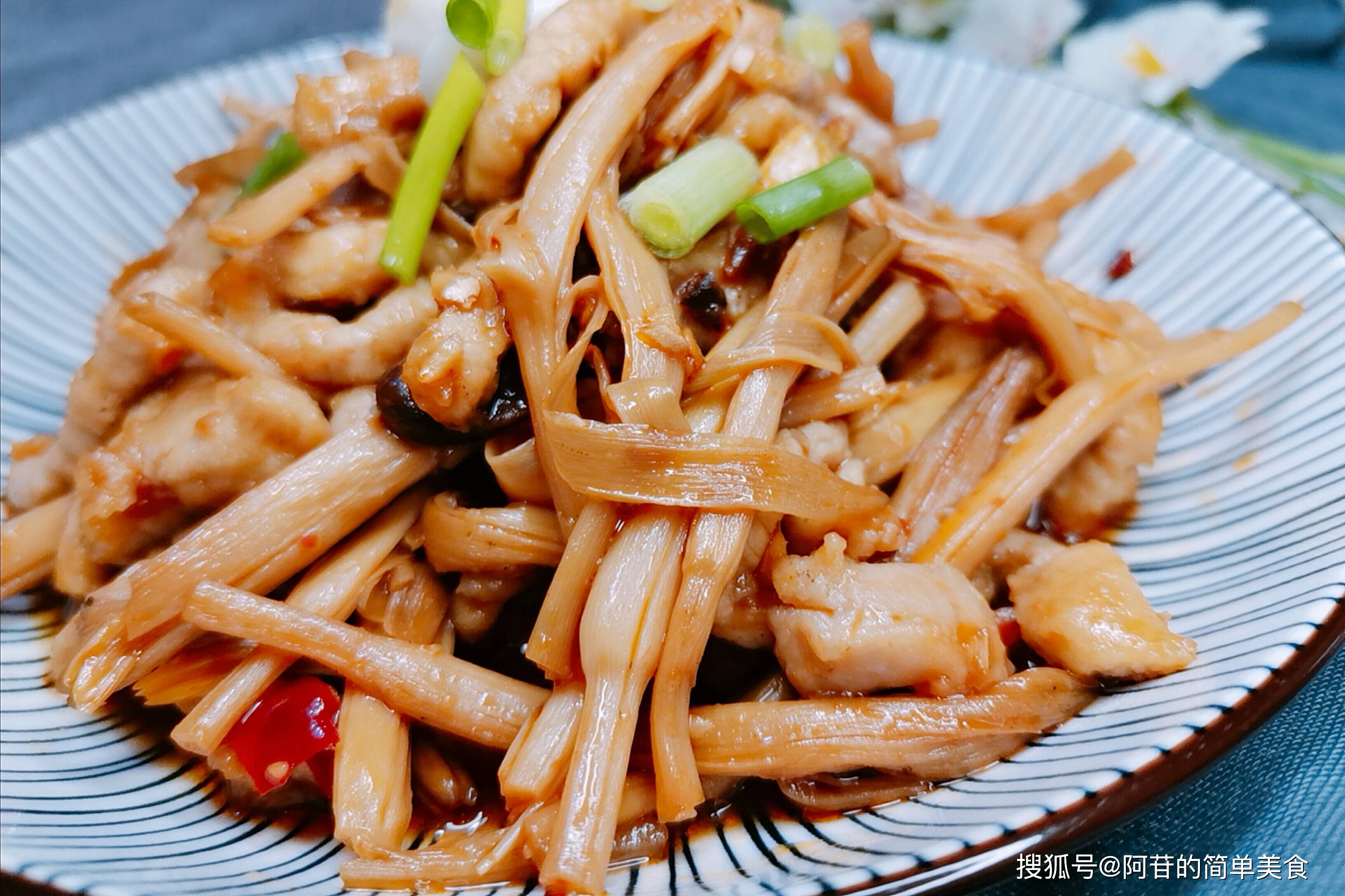 干黄花菜怎么做好吃?当然是炒猪肉最合适,连吃两顿都不腻