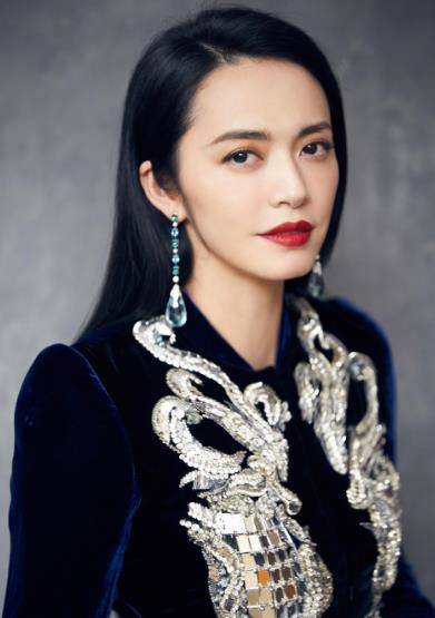 靠实力红了整整十年，如今娶娇妻结婚无人知，