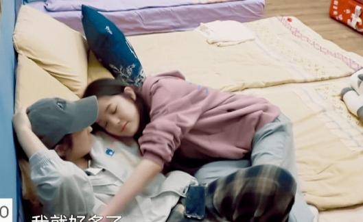 当红小花私下竟是这样？两位助理侍候左右，帮