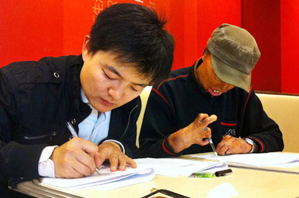 崔显仁与方正字库签订协议