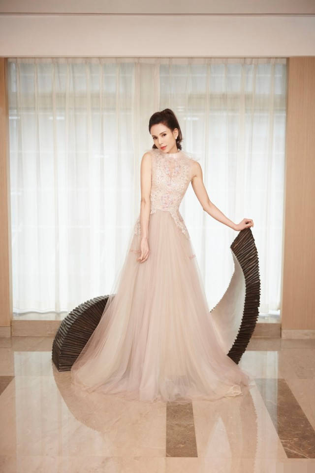 耍大牌？李若彤要工作人员为她穿鞋，6人齐上场