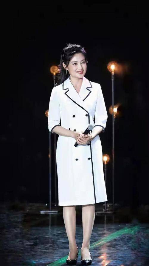 连衣裙|五六十岁妈妈穿衣如何避免大妈感？跟着张凯丽周涛穿，优雅端庄