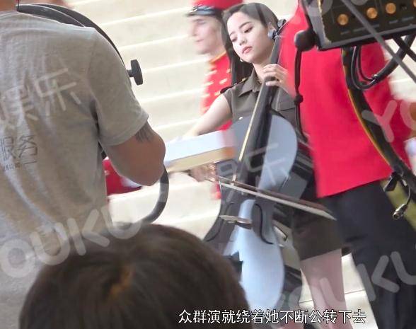 当红小花私下竟是这样？两位助理侍候左右，帮