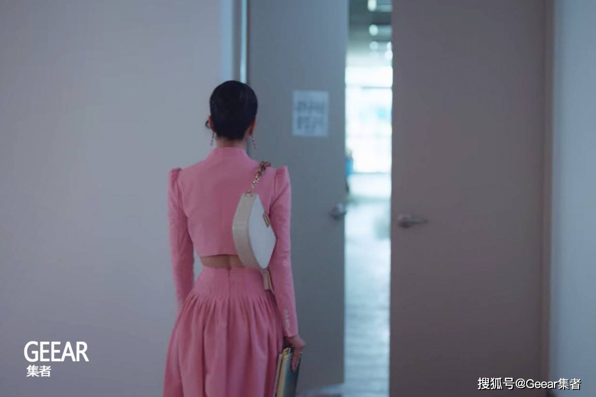 手袋|徐睿知在《虽然是精神病但没关系》剧中的包包，原来大有来头！