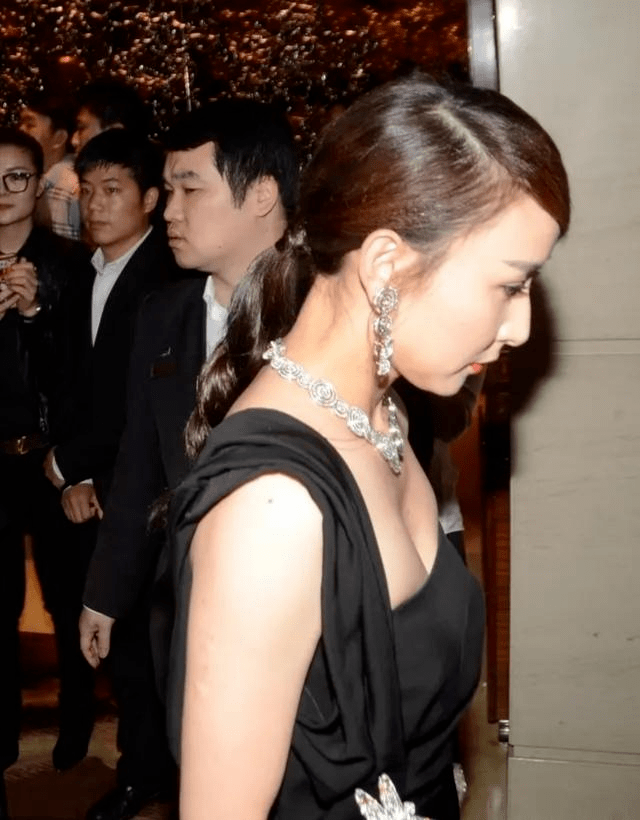 配饰|阔太胡静气质真出众，穿黑色抹胸连衣裙配低马尾，豪门气质惊艳