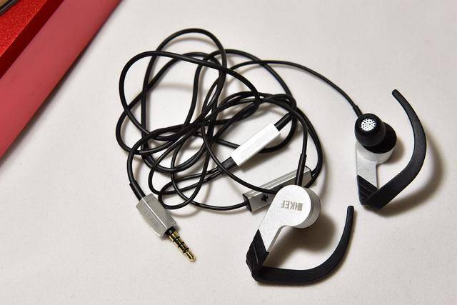 耳机|耳机能听音箱的感觉么？两款箱子味十足的耳机横评找答案