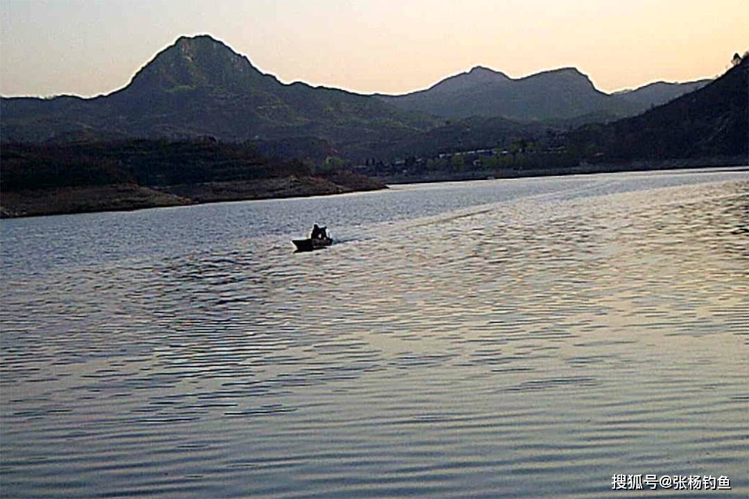 在野沟门水库边钓鱼边赏景