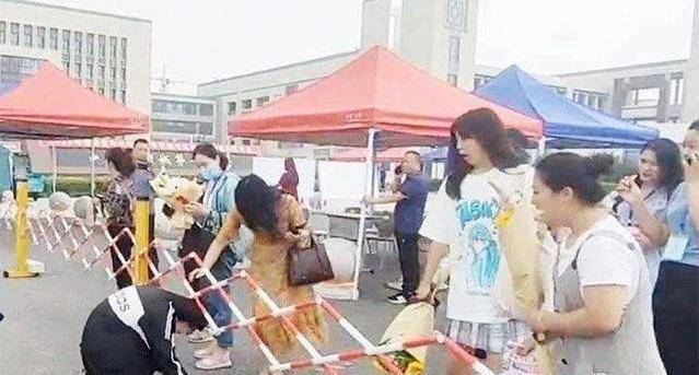 聊城考生才出考场，直奔老师跑去，扑通一声就跪下了！老师也懵了