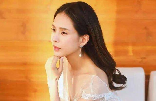 李若彤挑战古装新娘造型,如今还是最美的"小龙女"