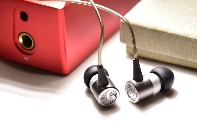 耳机|耳机能听音箱的感觉么？两款箱子味十足的耳机横评找答案