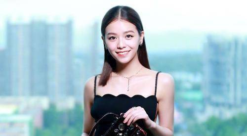 电影|还有印象吗?沈腾的女主角,穿着朴素素颜出镜,身上玫红色包包一言难尽