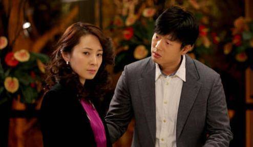 靠实力红了整整十年，如今娶娇妻结婚无人知，